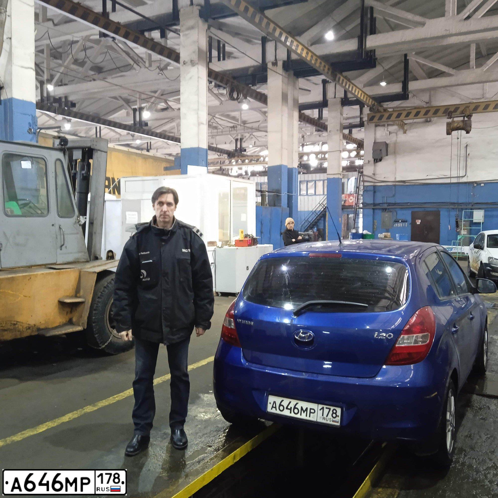 Фото автомобиля HYUNDAI I20, 2009 — госномер Н596ОТ198. Цвет: синий