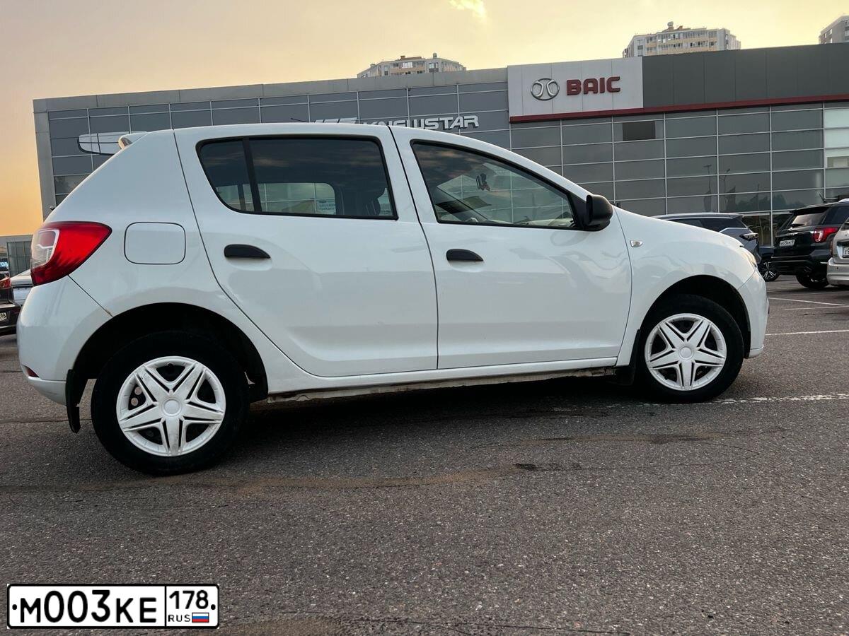 Фото автомобиля RENAULT T LOGAN, 2012 — госномер М003КЕ178. Цвет: Белый
