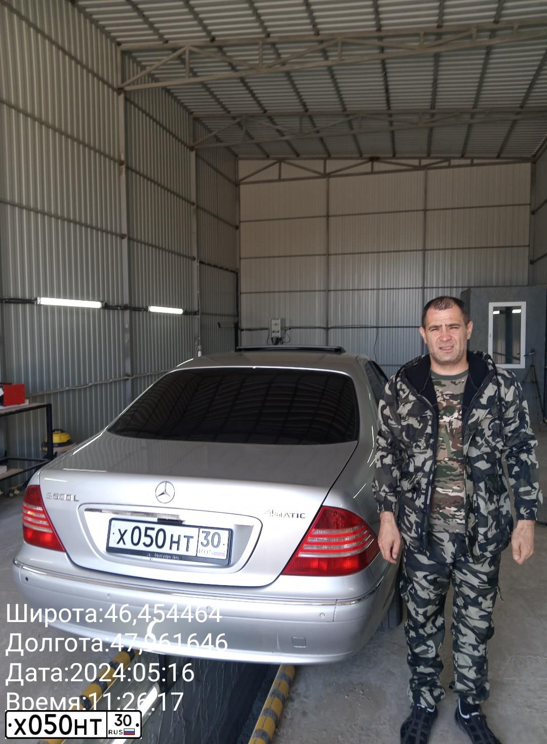 Фото автомобиля MERCEDES S-KLASSE, 2004 — госномер Х050НТ30. Цвет: СВЕТЛО-СЕРЫЙ