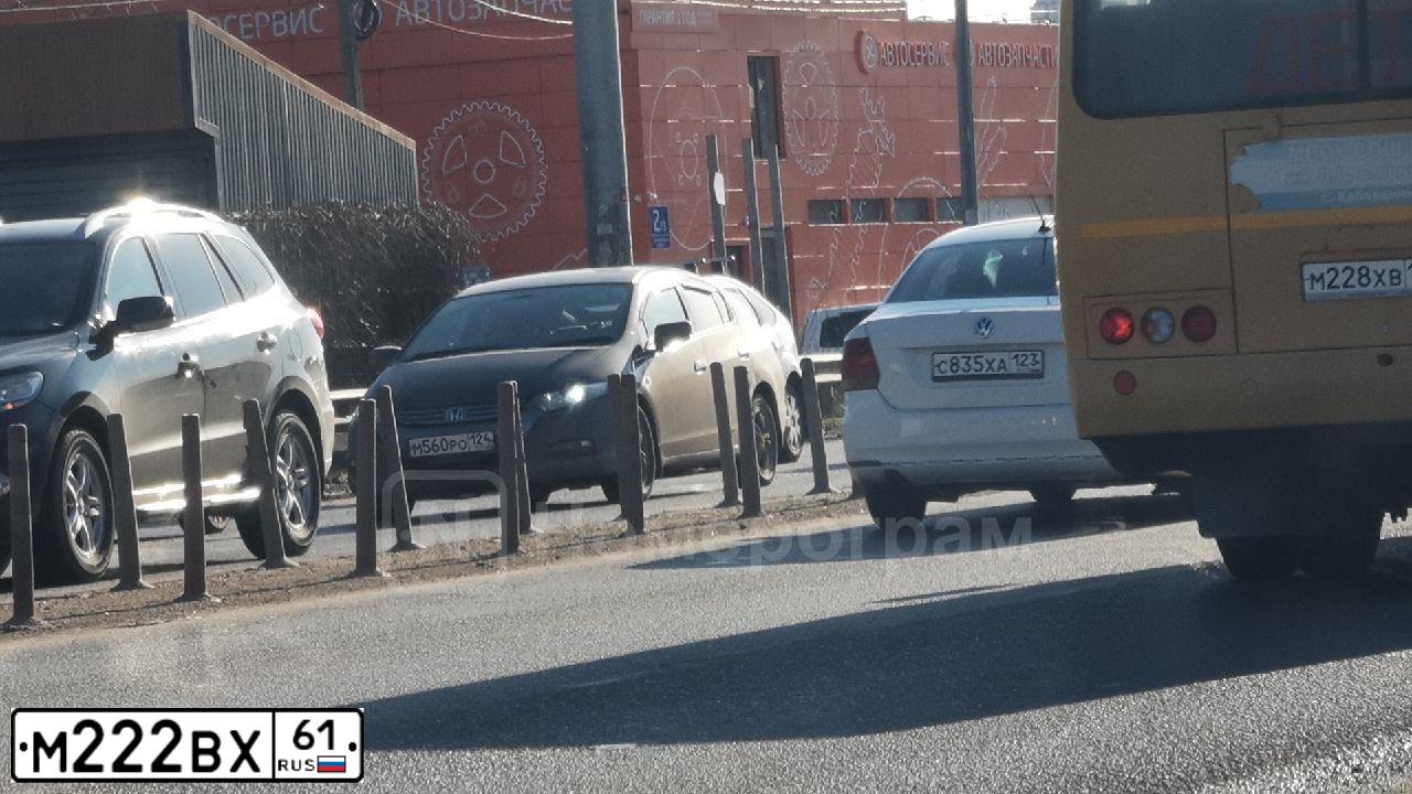 Фото автомобиля TOYOTA CAMRY, 2015 — госномер М222ВХ61. Цвет: ЧЕРНЫЙ МЕТАЛЛИК