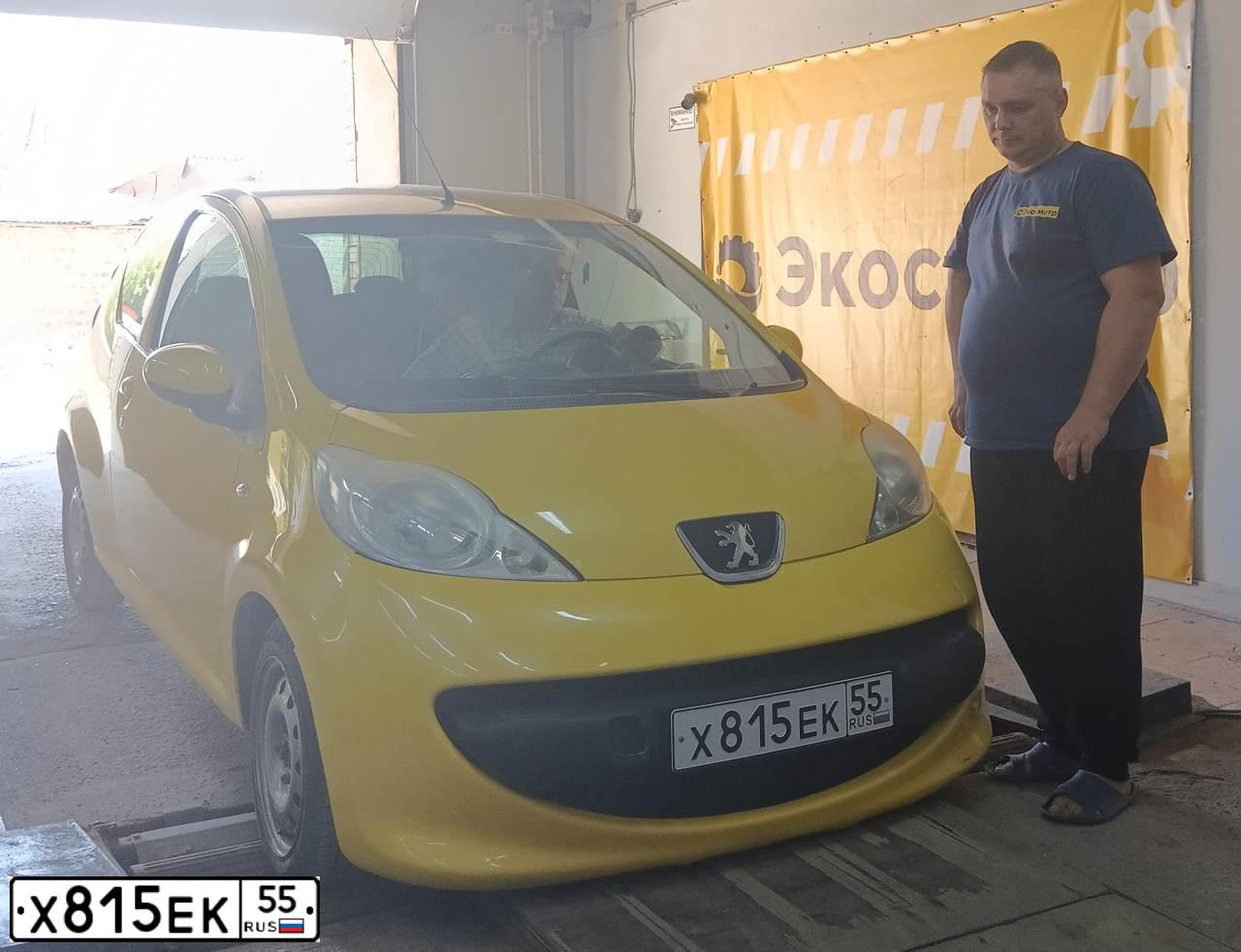 Фото автомобиля PEUGEOT 107, 2007 — госномер Х815ЕК55. Цвет: ЖЁЛТЫЙ
