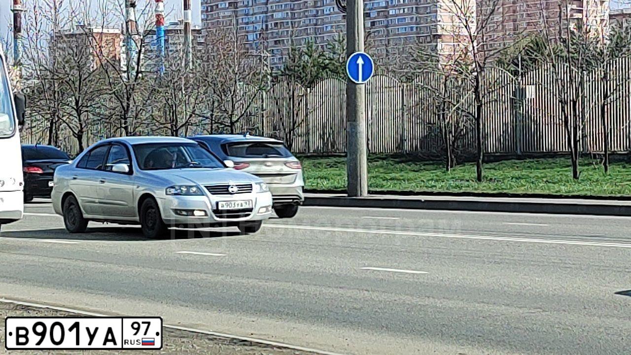 Фото автомобиля MAZDA 3, 2005 — госномер Х725ЕК31. Цвет: Красный