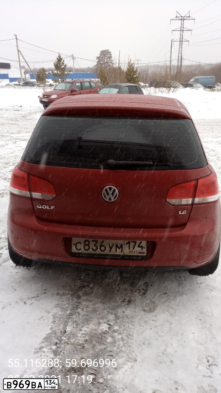 Фото автомобиля VOLKSWAGEN GOLF, 2011 — госномер В969ВА134. Цвет: Красный
