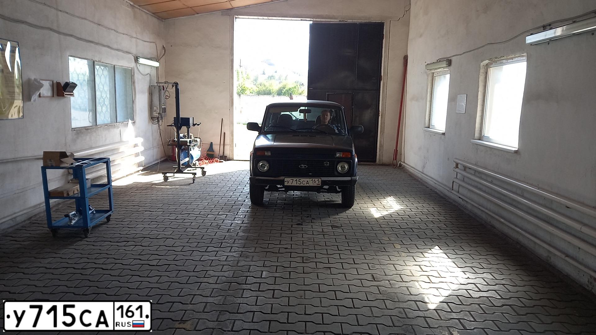 Фото автомобиля LADA 2121 NIVA, 2014 — госномер У715СА161. Цвет: Темно-зеленый