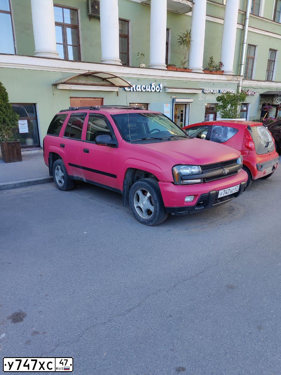 Фото автомобиля CHEVROLET TRAILBLAZER, 2006 — госномер У747ХС47. Цвет: темно-розовый