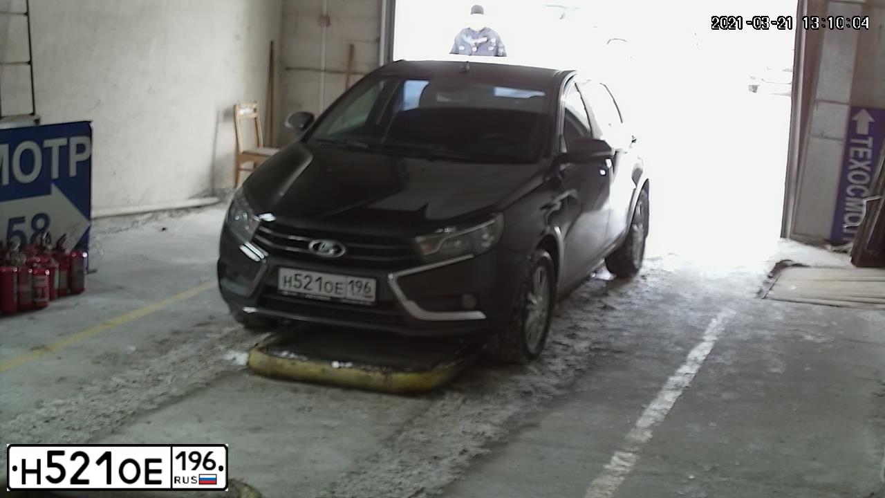 Фото автомобиля LADA VESTA, 2016 — госномер Е062СК196. Цвет: ЧЕРНЫЙ