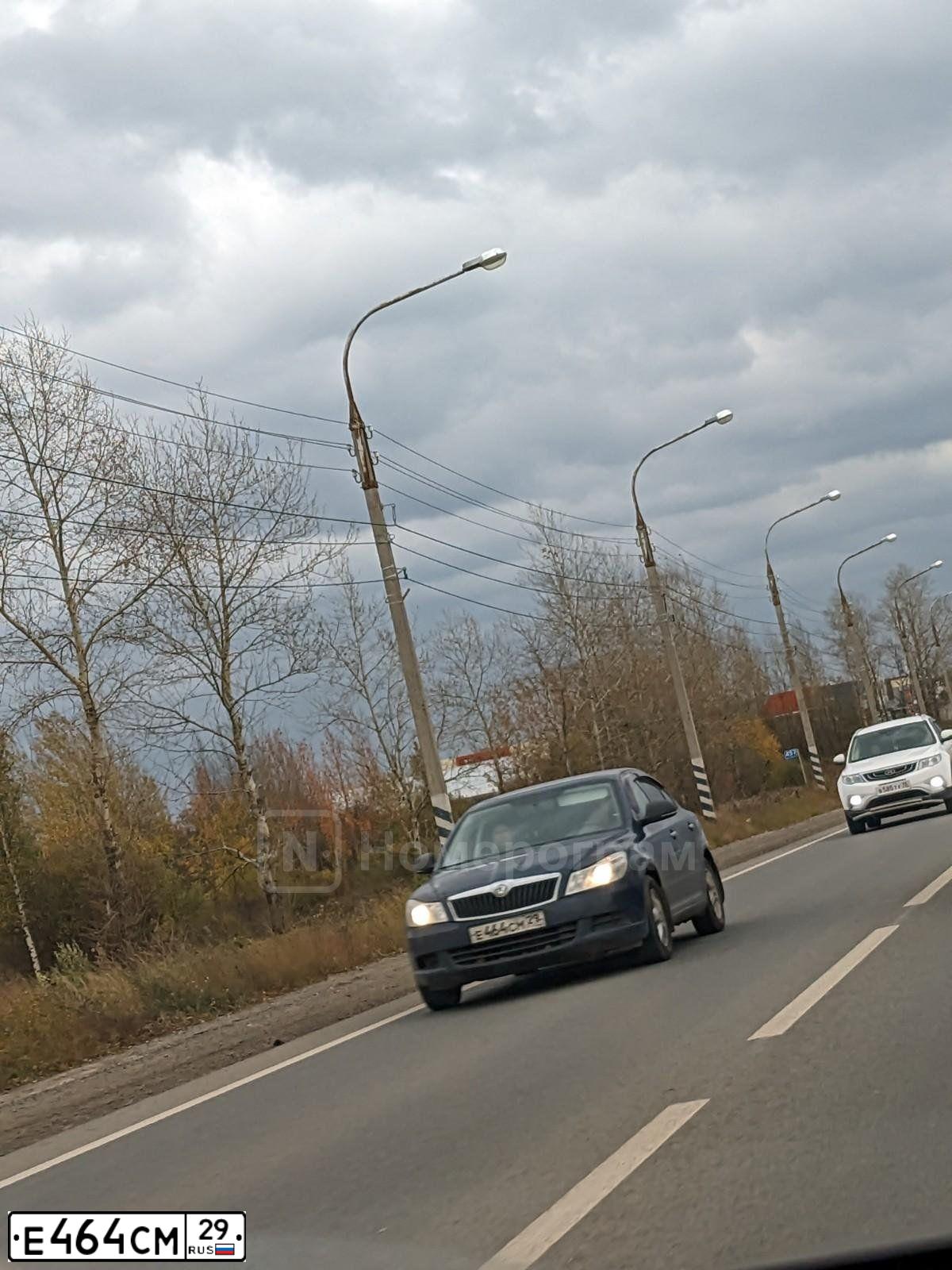 Фото автомобиля SKODA OCTAVIA, 2012 — госномер Е464СМ29. Цвет: ТЕМНО-СИНИЙ