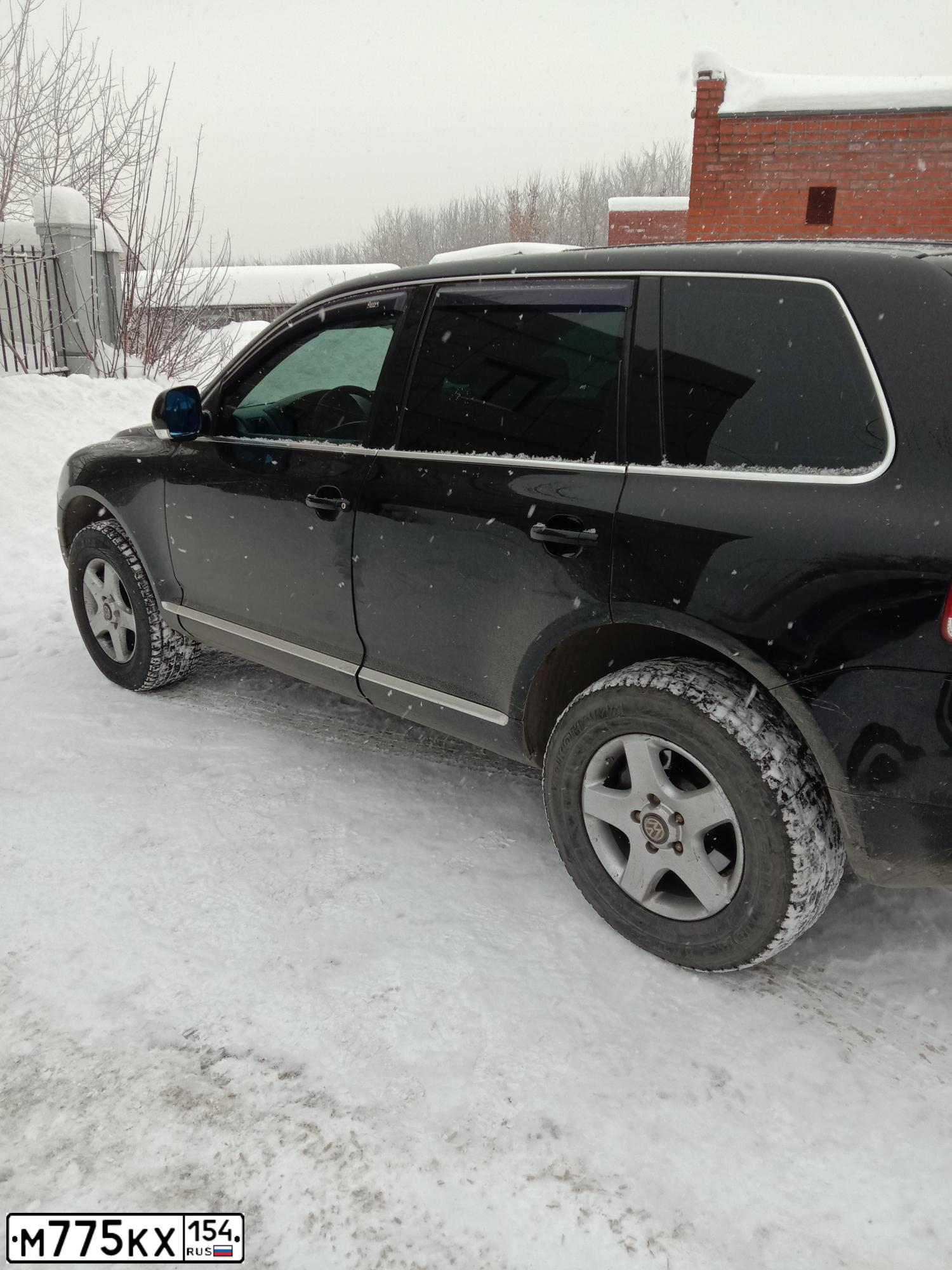 Фото автомобиля VOLKSWAGEN TOUAREG, 2004 — госномер М775КХ154. Цвет: ЧЕРНЫЙ
