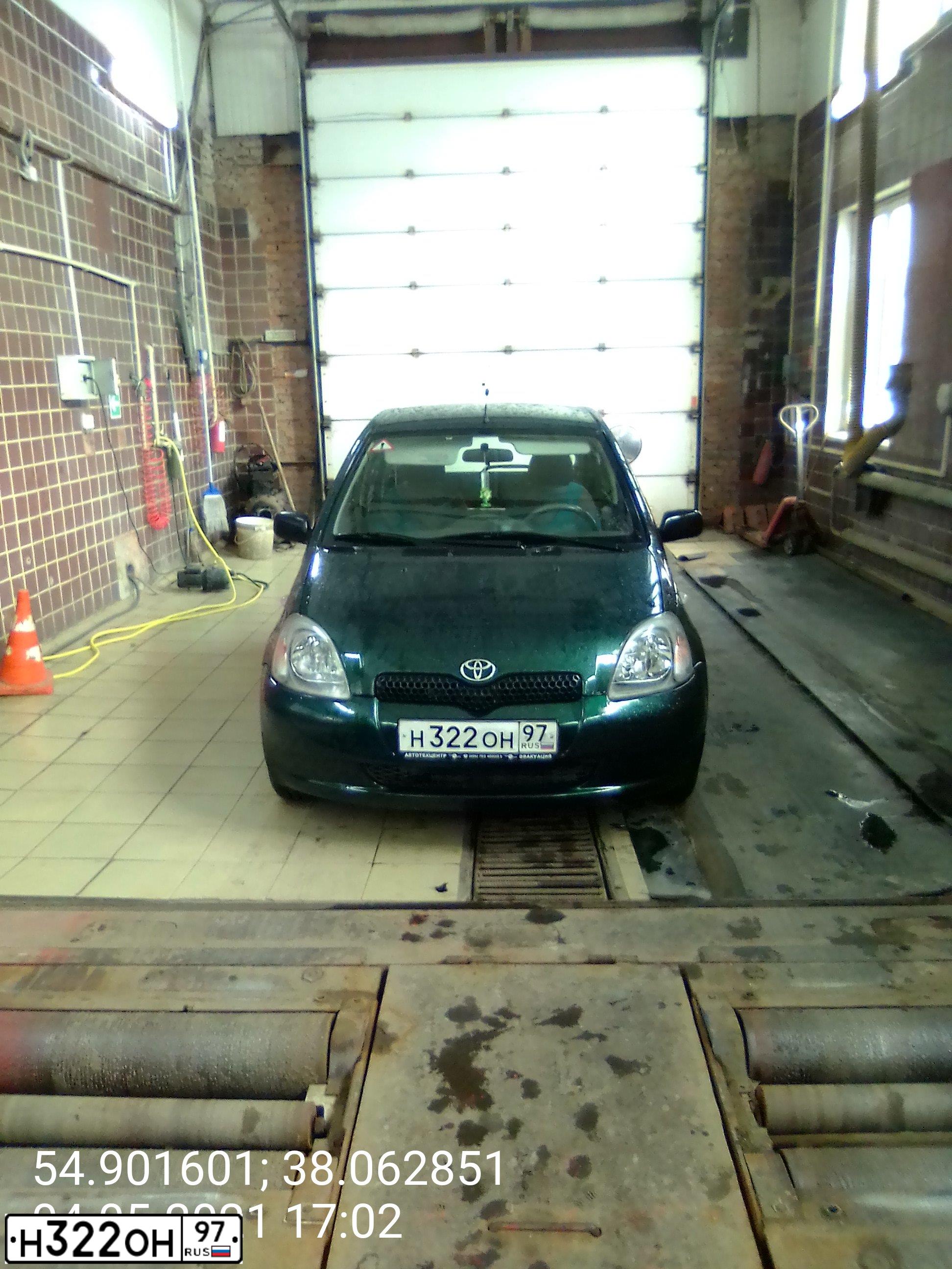 Фото автомобиля TOYOTA YARIS, 2001 — госномер Н322ОН97. Цвет: ЗЕЛЕНЫЙ
