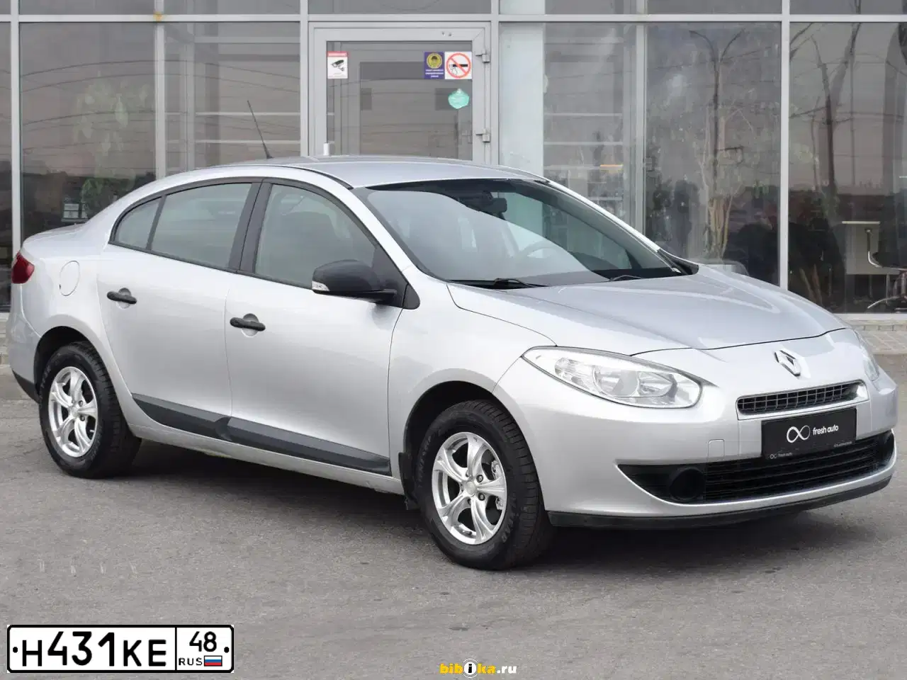 Фото автомобиля RENAULT FLUENCE, 2011 — госномер О905ЕК48. Цвет: СВЕТЛО-СЕРО-ГОЛУБОЙ