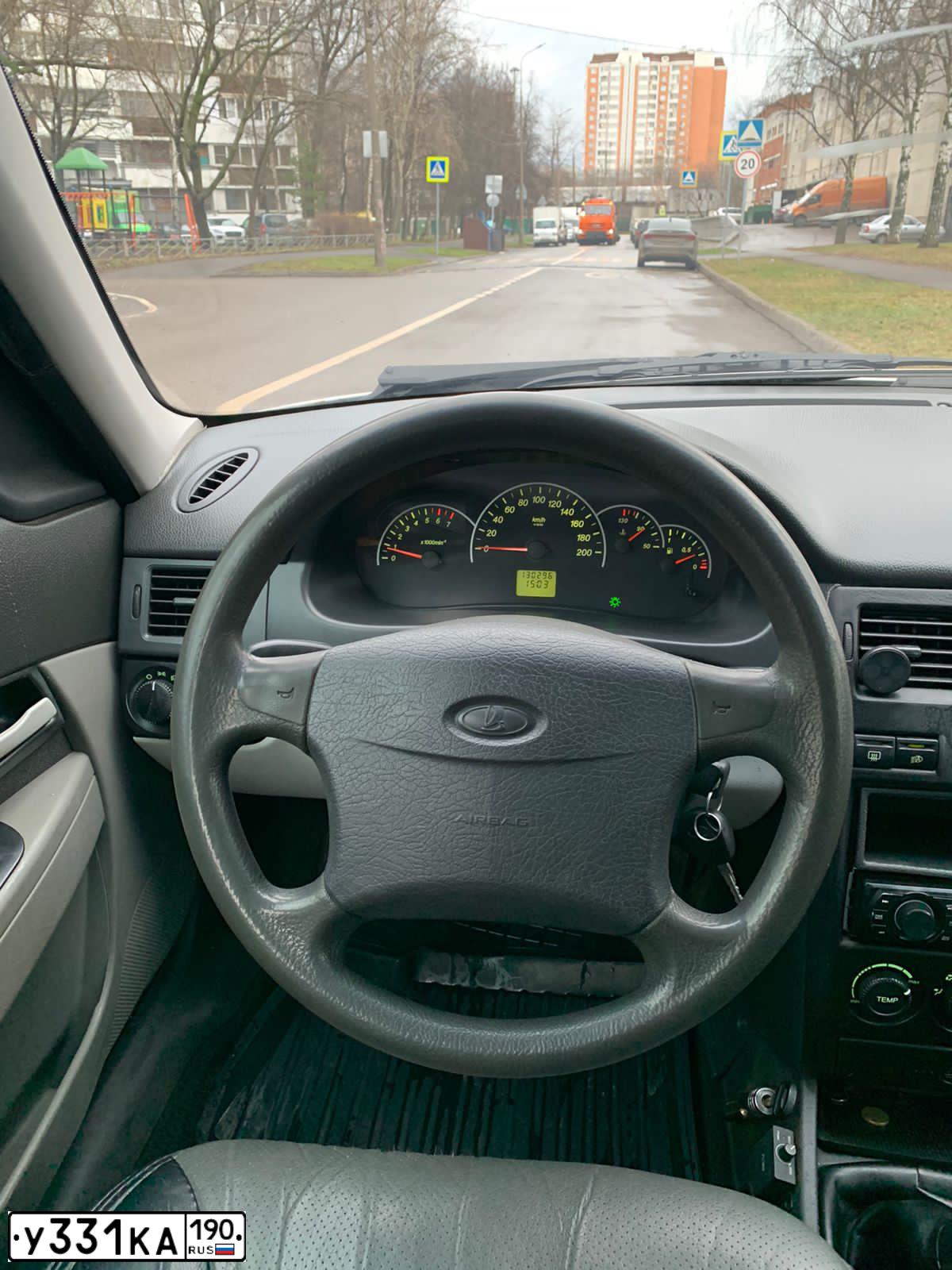 Фото автомобиля LADA 2172 PRIORA, 2009 — госномер У331КА190. Цвет: БЕЛЫЙ