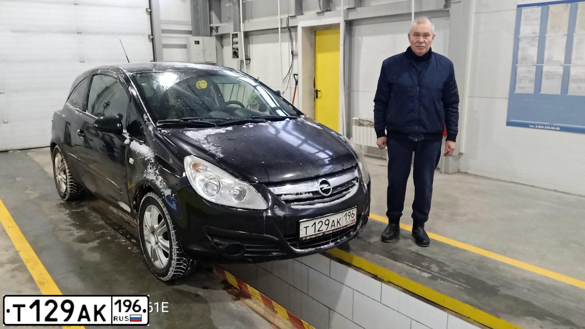 Фото автомобиля OPEL CORSA, 2007 — госномер О390РН196. Цвет: ЧЕРНЫЙ