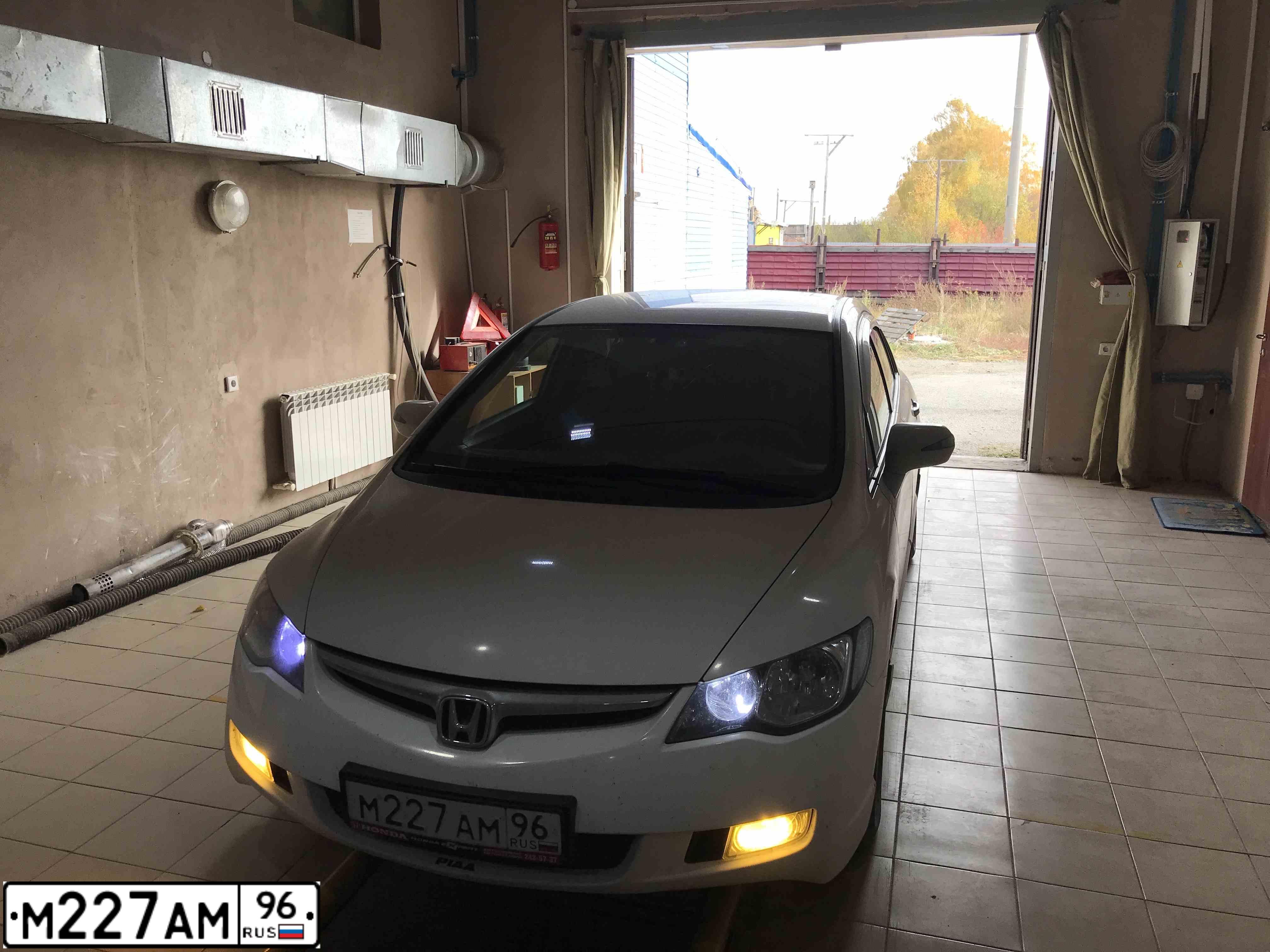 Фото автомобиля HONDA CIVIC, 2008 — госномер М227АМ96. Цвет: Белый