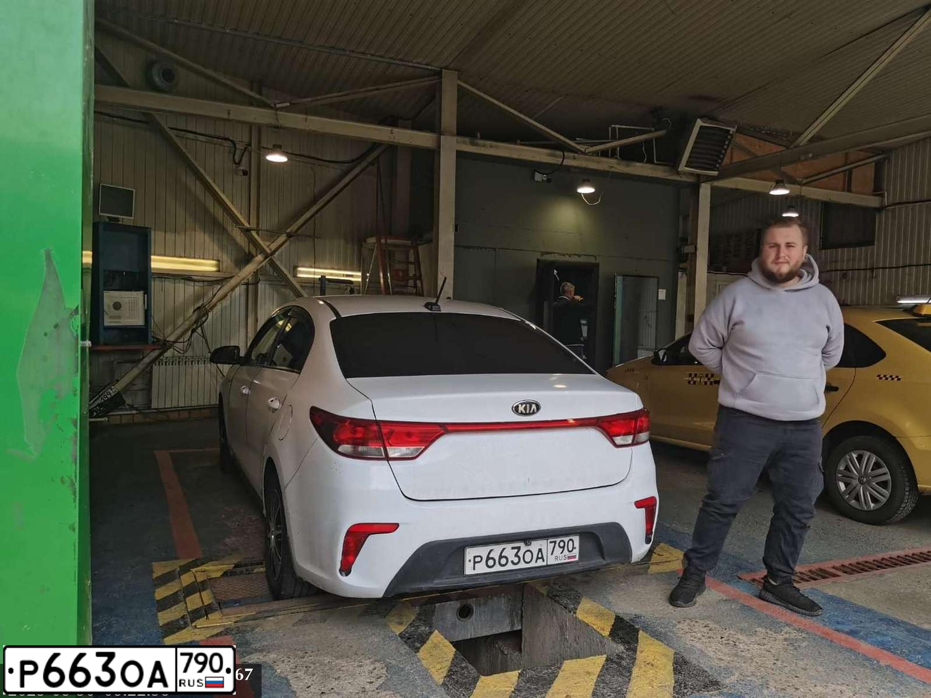 Фото автомобиля KIA RIO, 2018 — госномер Н328КО40. Цвет: БЕЛЫЙ ЖЕЛТЫЙ СЕРЫЙ
