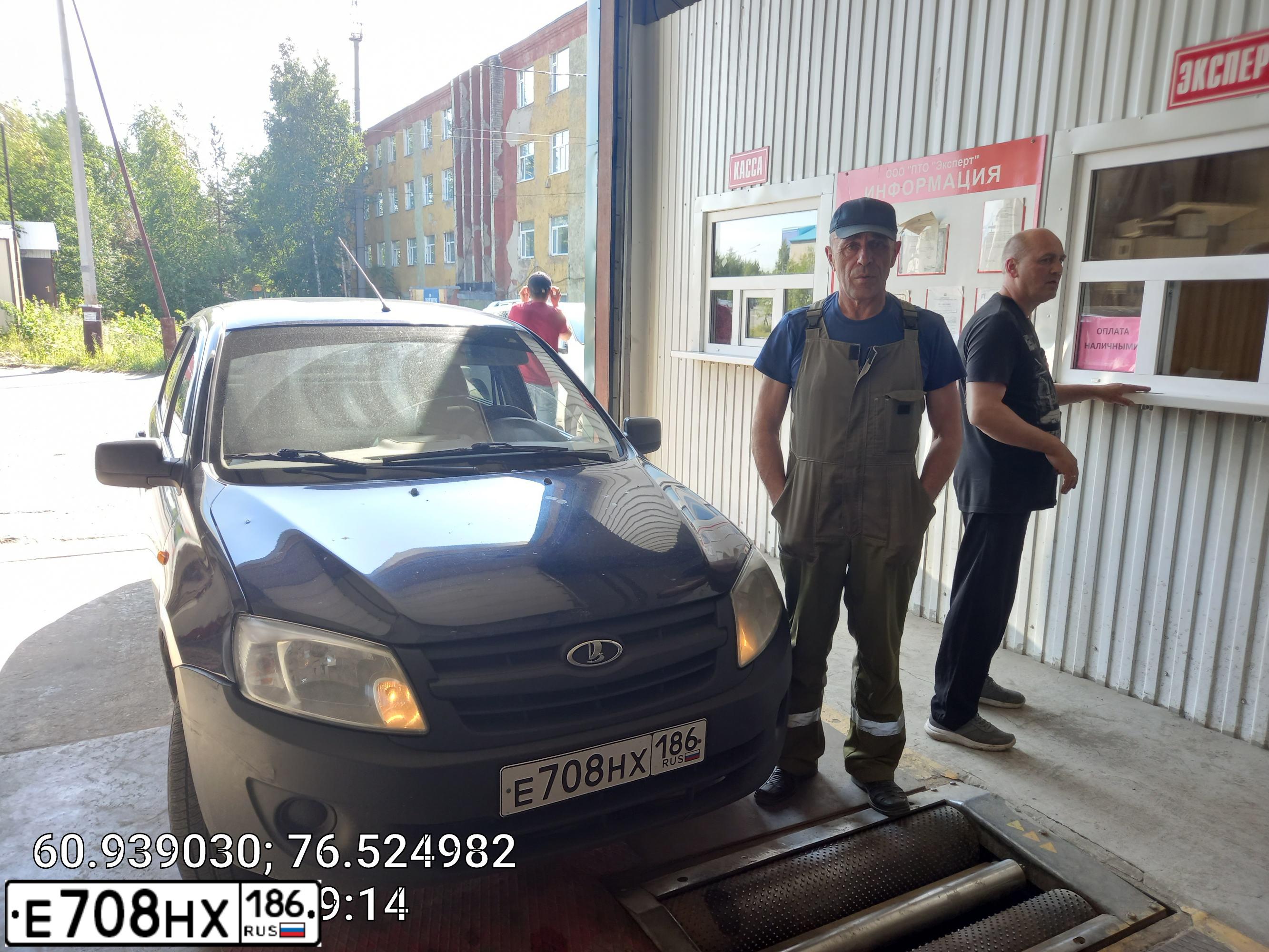 Фото автомобиля LADA 2190 GRANTA, 2013 — госномер Е708НХ186. Цвет: синий