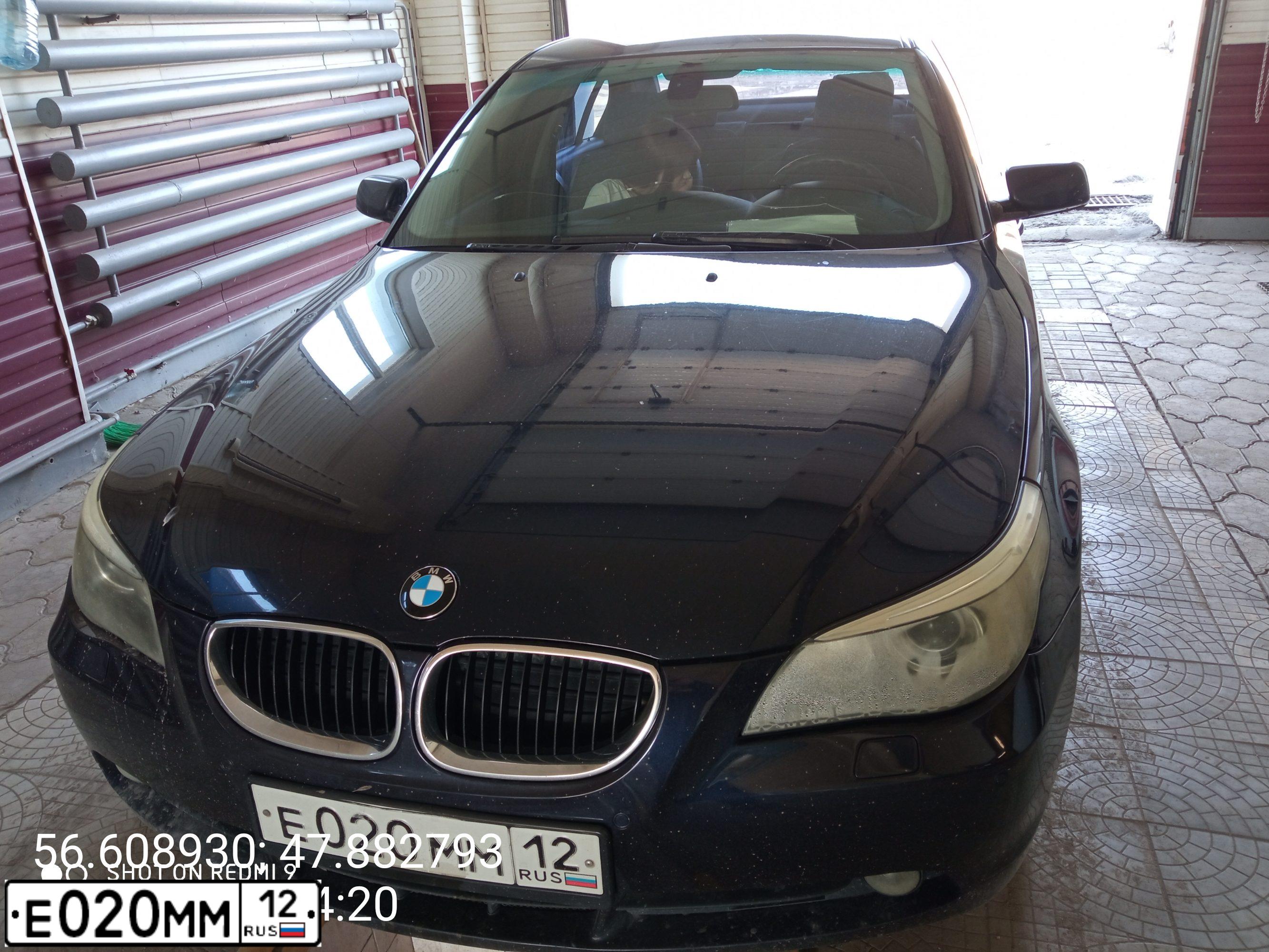 Фото автомобиля BMW SERIE 5, 2004 — госномер Е020ММ12. Цвет: Темно-синий