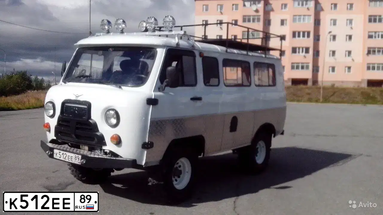Фото автомобиля UAZ 2206, 1995 — госномер М852ЕН89. Цвет: БЕЛЫЙ