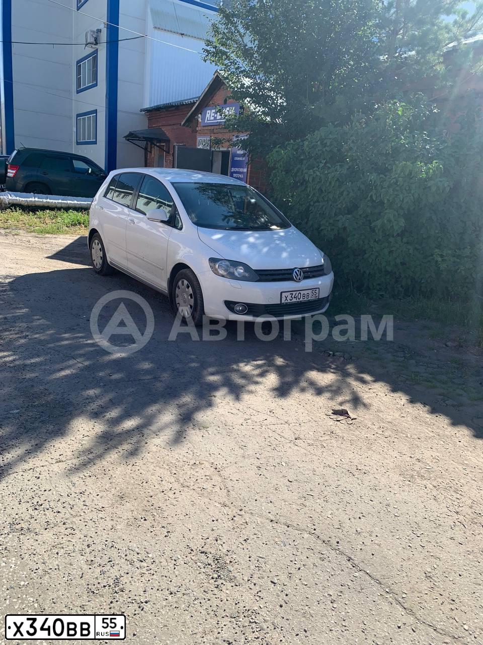 Фото автомобиля VOLKSWAGEN GOLF PLUS, 2012 — госномер Х340ВВ55. Цвет: Белый
