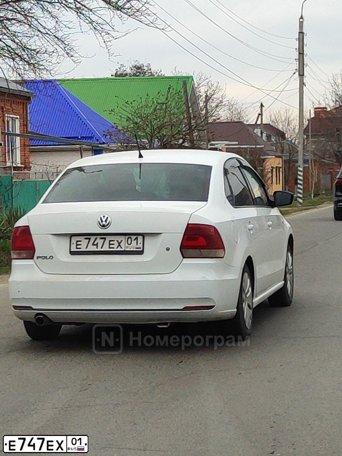 Фото автомобиля VOLKSWAGEN POLO, 2014 — госномер Е747ЕХ01. Цвет: Белый