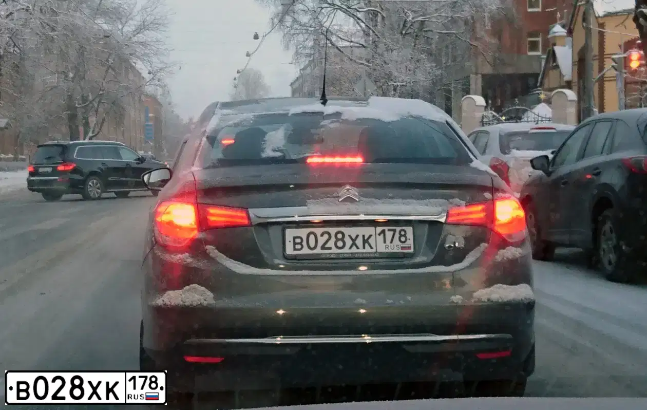 Фото автомобиля CITROEN C4, 2015 — госномер В028ХК178. Цвет: СЕРЫЙ