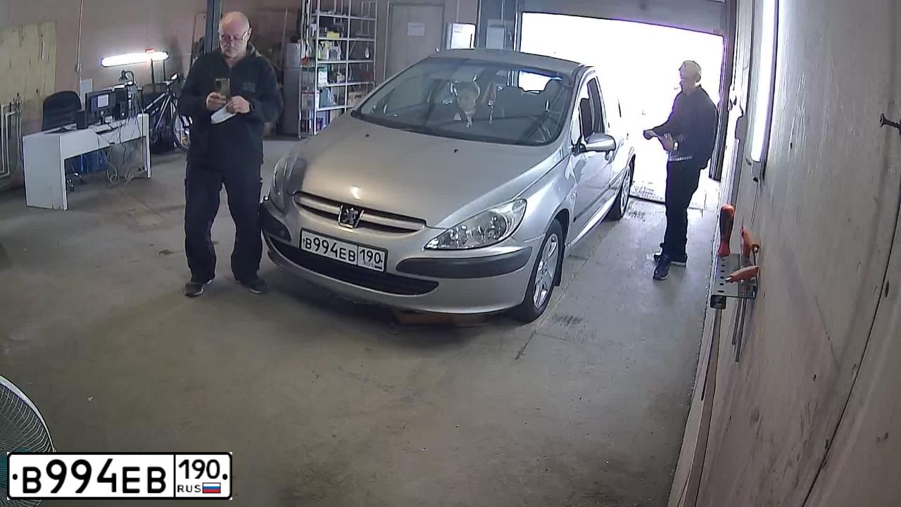 Фото автомобиля PEUGEOT 307, 2002 — госномер В994ЕВ190. Цвет: СЕРЫЙ