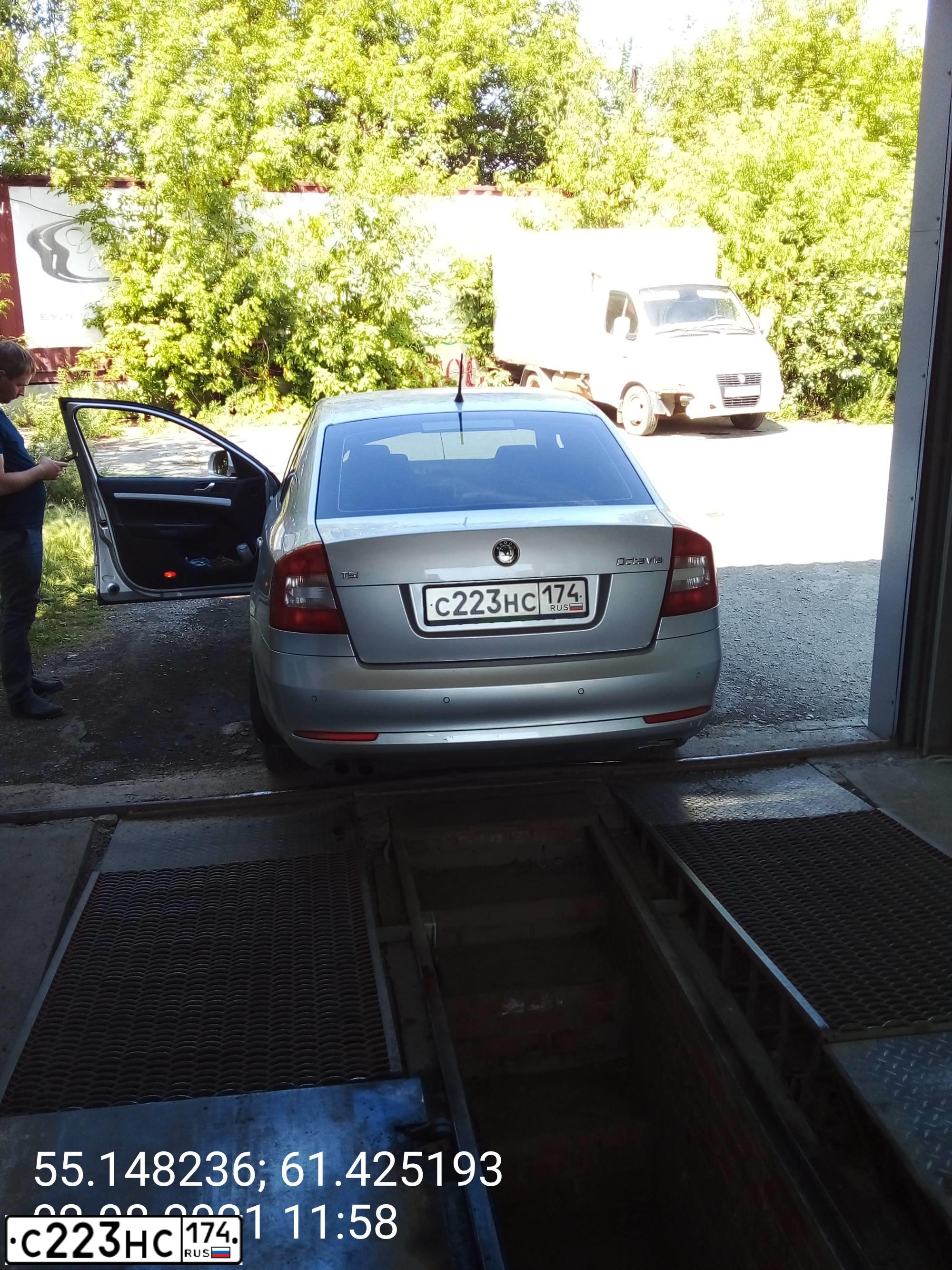 Фото автомобиля SKODA OCTAVIA, 2011 — госномер С223НС174. Цвет: Серебристый