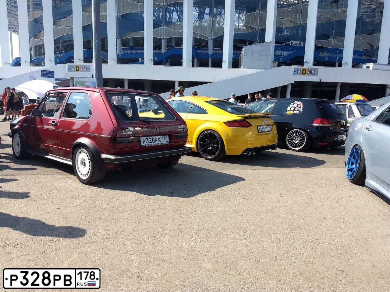Фото автомобиля VOLKSWAGEN GOLF, 1982 — госномер Р328РВ178. Цвет: ВИШНЕВЫЙ