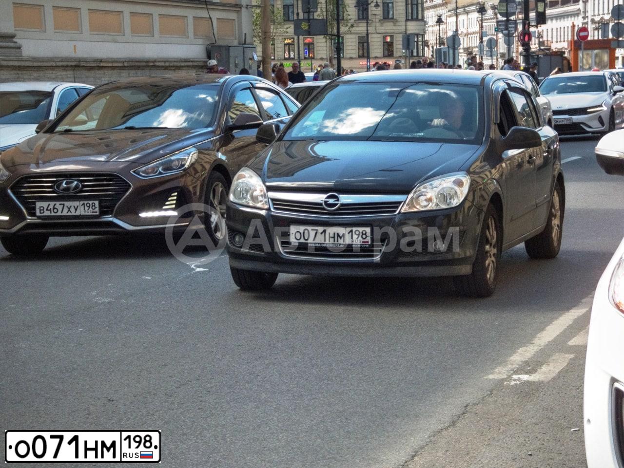 Фото автомобиля OPEL ASTRA, 2012 — госномер О144ЕА178. Цвет: ЧЕРНЫЙ