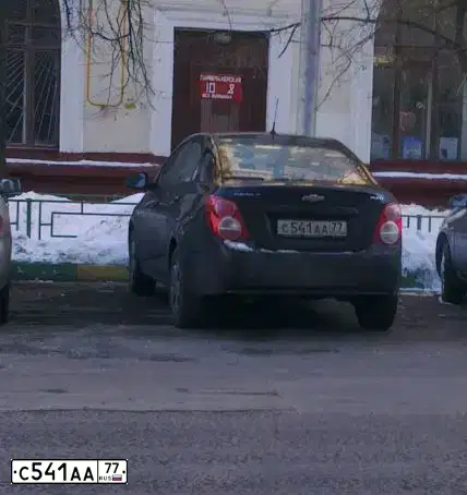 Фото автомобиля CHEVROLET AVEO, 2012 — госномер О867ТЕ32. Цвет: ЧЕРНЫЙ