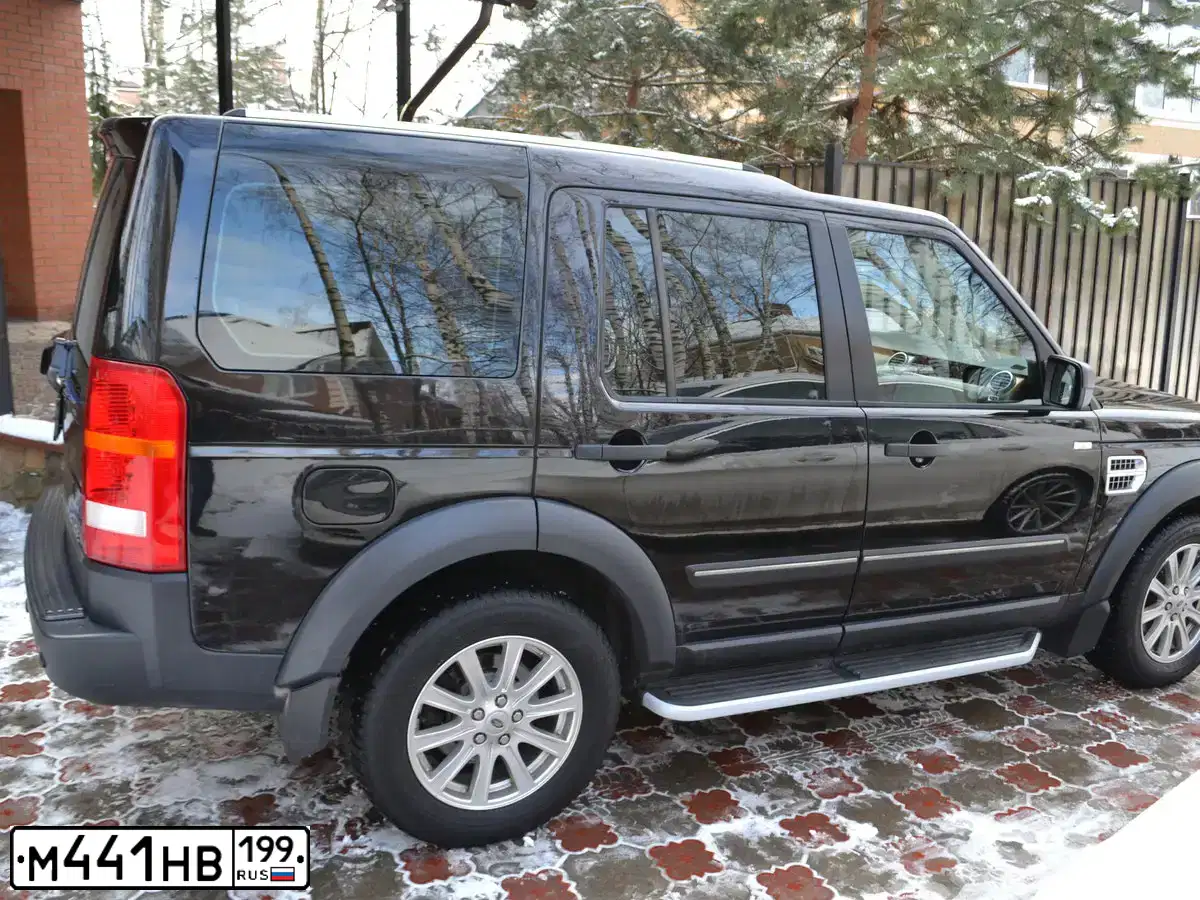Фото автомобиля LANDROVER DISCOVERY, 2008 — госномер В528МВ750. Цвет: ЧЕРНЫЙ