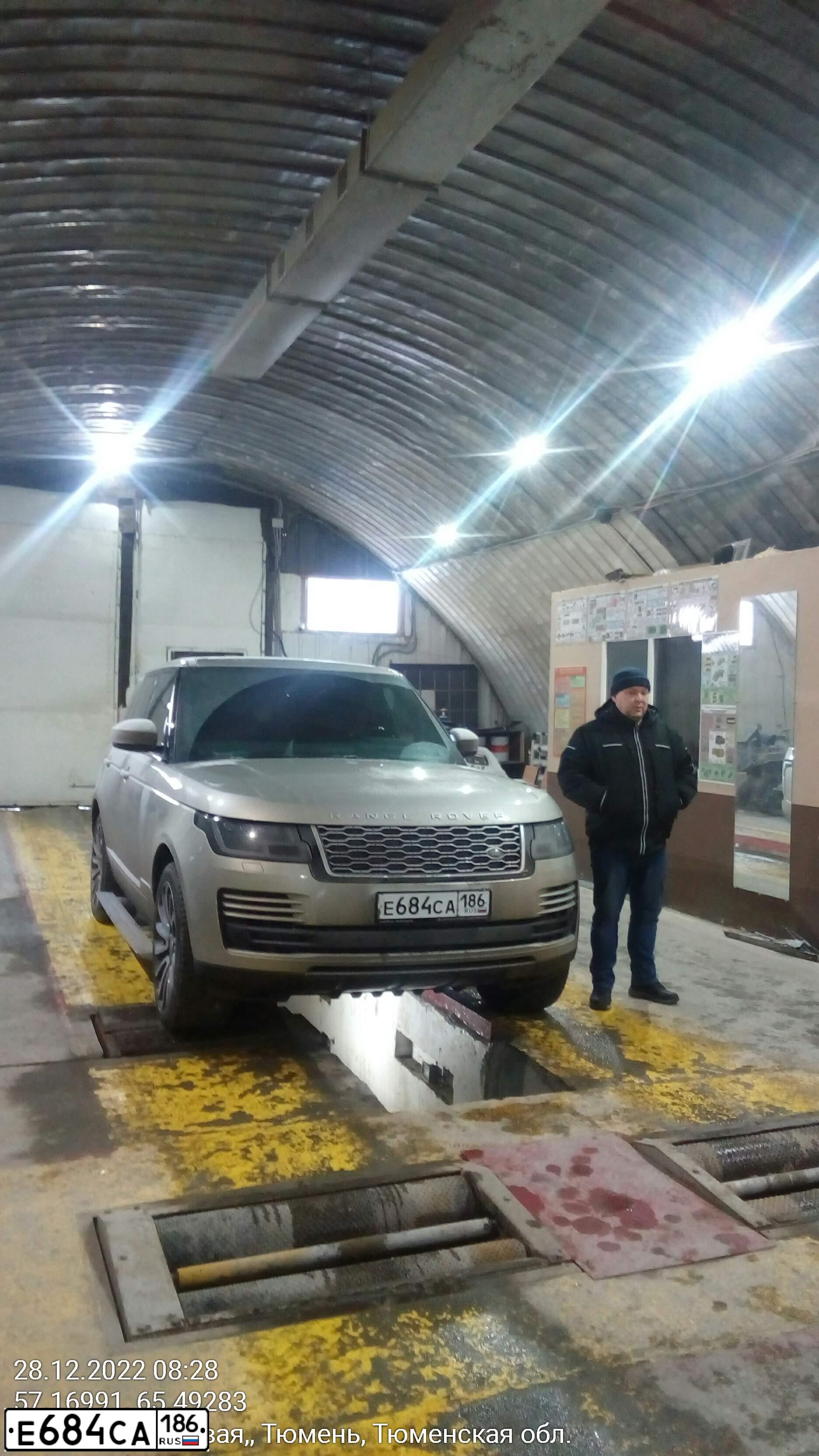 Фото автомобиля LANDROVER RANGE ROVER, 2018 — госномер О799МЕ774. Цвет: БЕЖЕВО-СЕРЫЙ