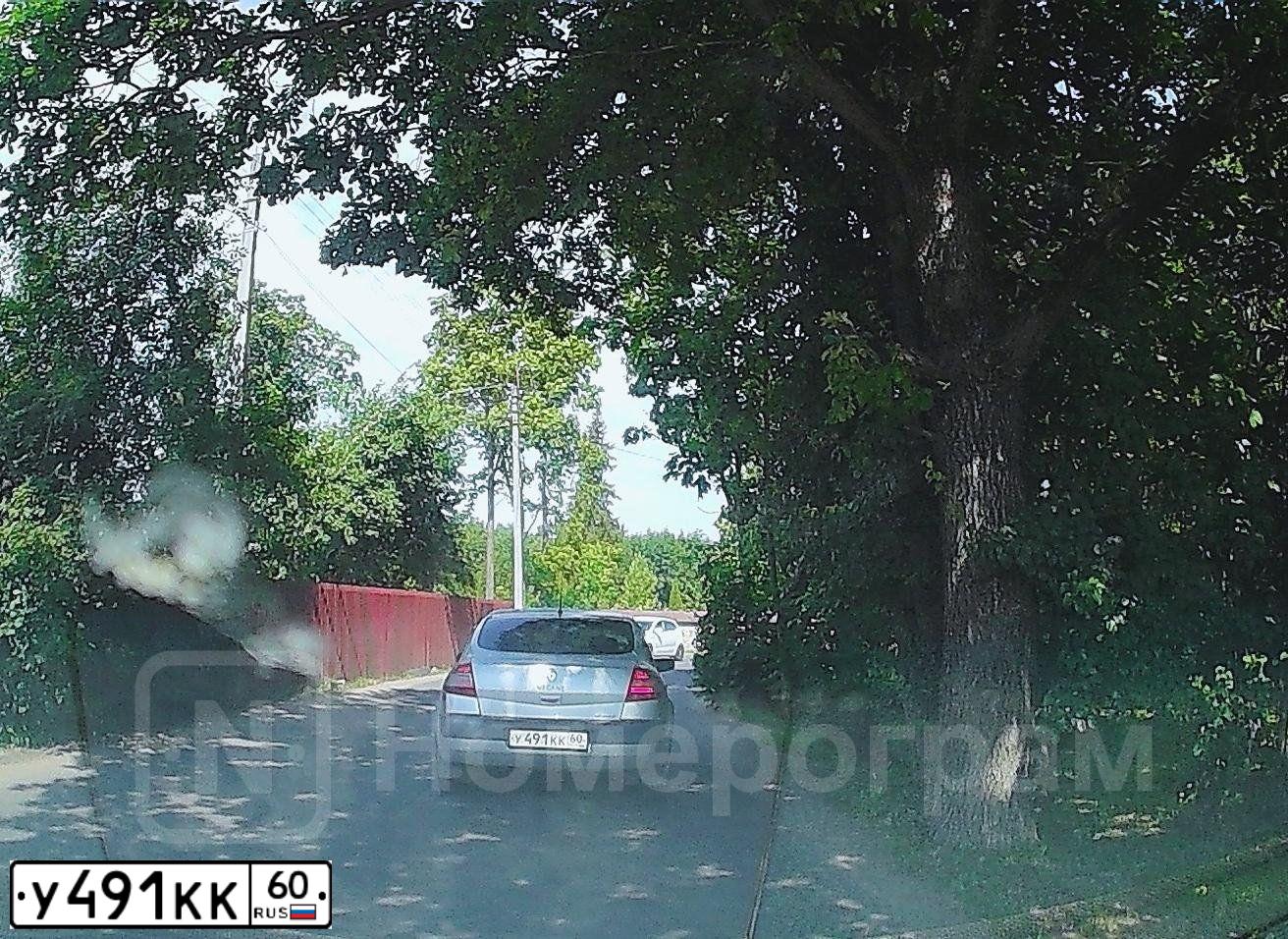 Фото автомобиля RENAULT MEGANE, 2006 — госномер У491КК60. Цвет: светло-серо-голубой