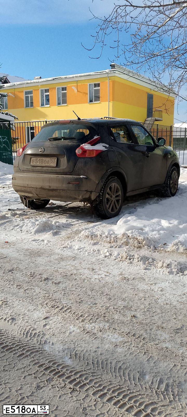 Фото автомобиля NISSAN JUKE, 2013 — госномер Х444СО98. Цвет: ТЕМНО-КОРИЧНЕВЫЙ