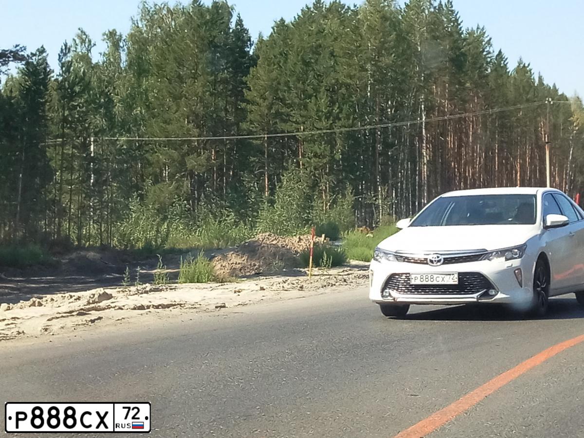 Фото автомобиля TOYOTA CAMRY, 2017 — госномер Р888СХ72. Цвет: БЕЛЫЙ