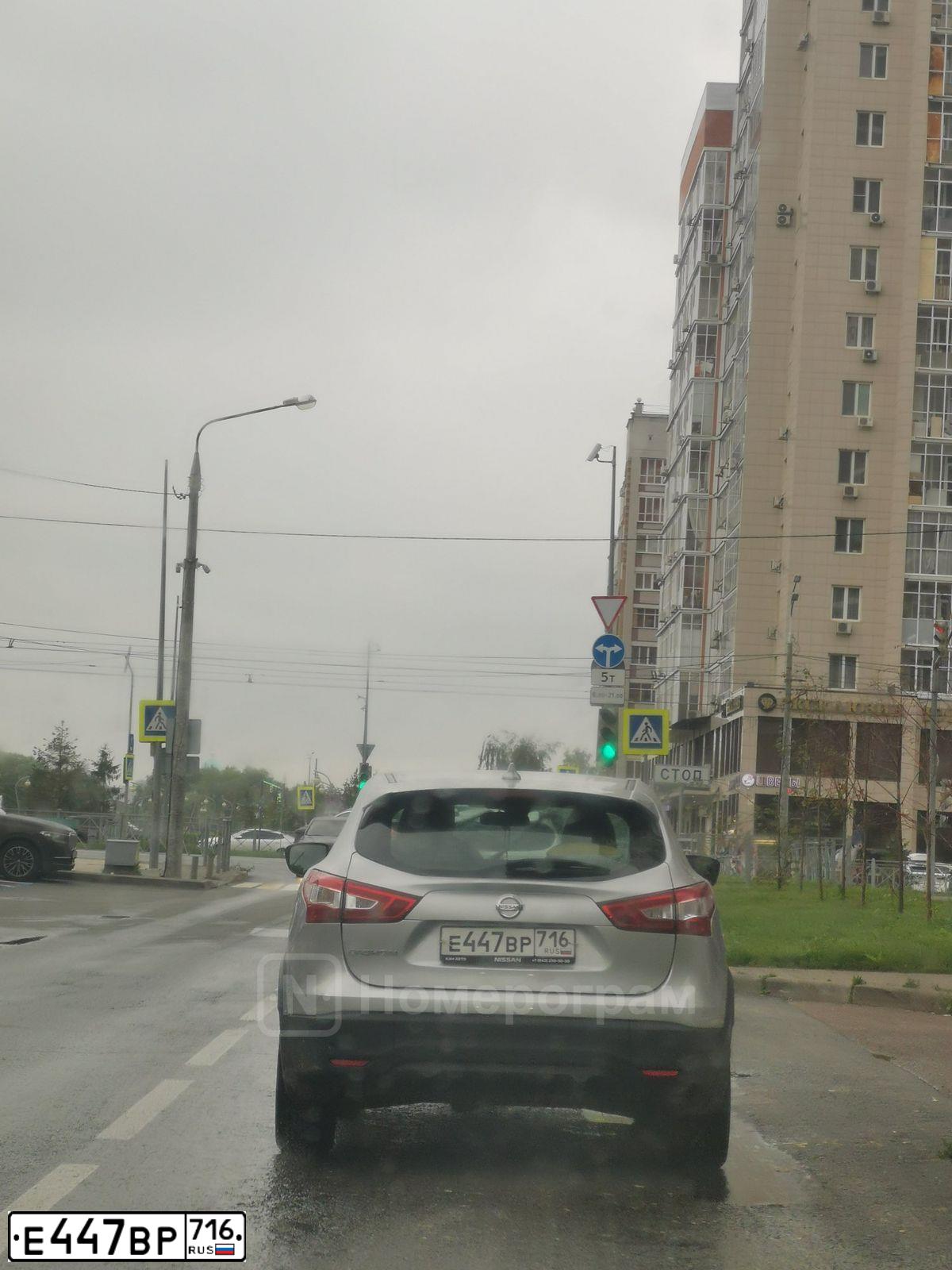 Фото автомобиля NISSAN QASHQAI, 2019 — госномер Е447ВР716. Цвет: Серебристый