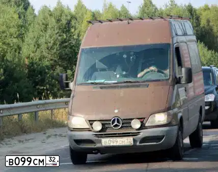 Фото автомобиля MERCEDES SPRINTER, 2003 — госномер В099СМ32. Цвет: Коричневый