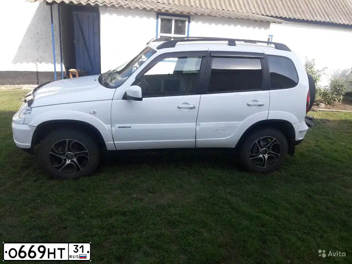 Фото автомобиля CHEVROLET NIVA, 2014 — госномер О669НТ31. Цвет: ЯРКО-БЕЛЫЙ