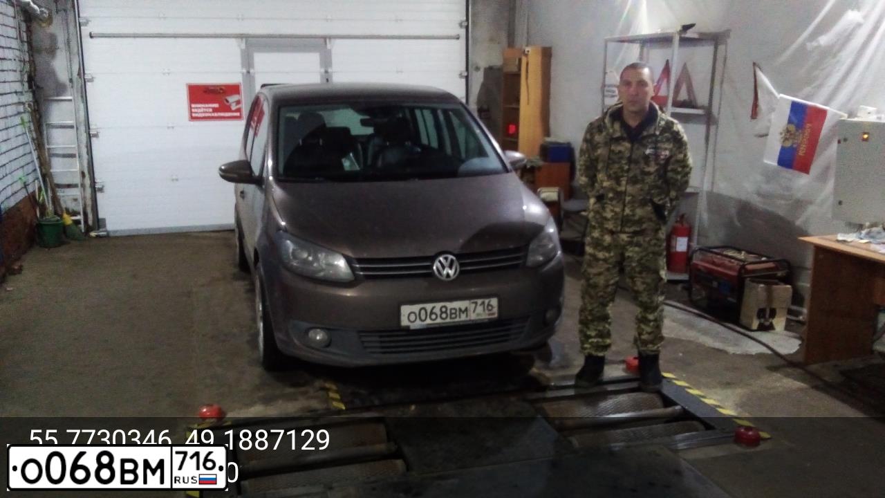 Фото автомобиля VOLKSWAGEN TOURAN, 2011 — госномер В636ЕТ97. Цвет: Коричневый