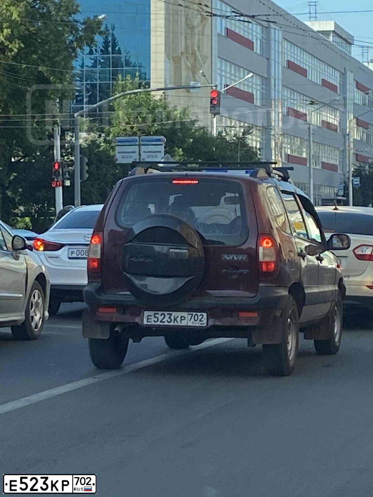 Фото автомобиля CHEVROLET NIVA, 2004 — госномер Е523КР702. Цвет: СЕРЕБРИСТЫЙ ЯРКО-КРАСНЫЙ