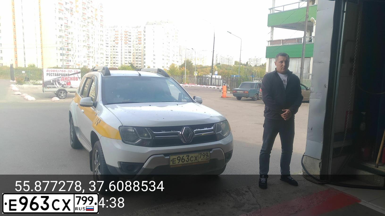 Фото автомобиля RENAULT DUSTER, 2020 — госномер Е963СХ799. Цвет: БЕЛЫЙ-ЖЕЛТЫЙ-СЕРЫЙ