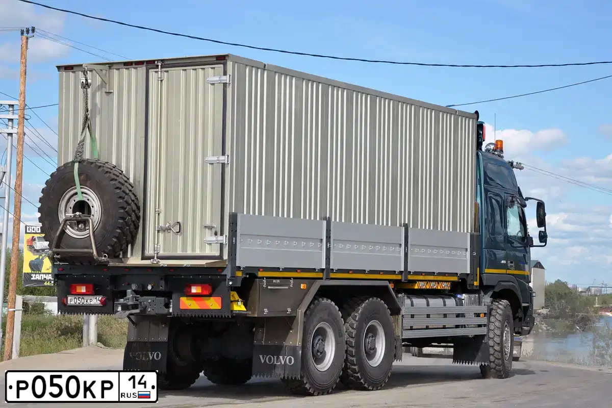 Фото автомобиля VOLVO SERIE FM /6X4/, 2013 — госномер Р050КР14. Цвет: СИНИЙ МЕТАЛЛИК