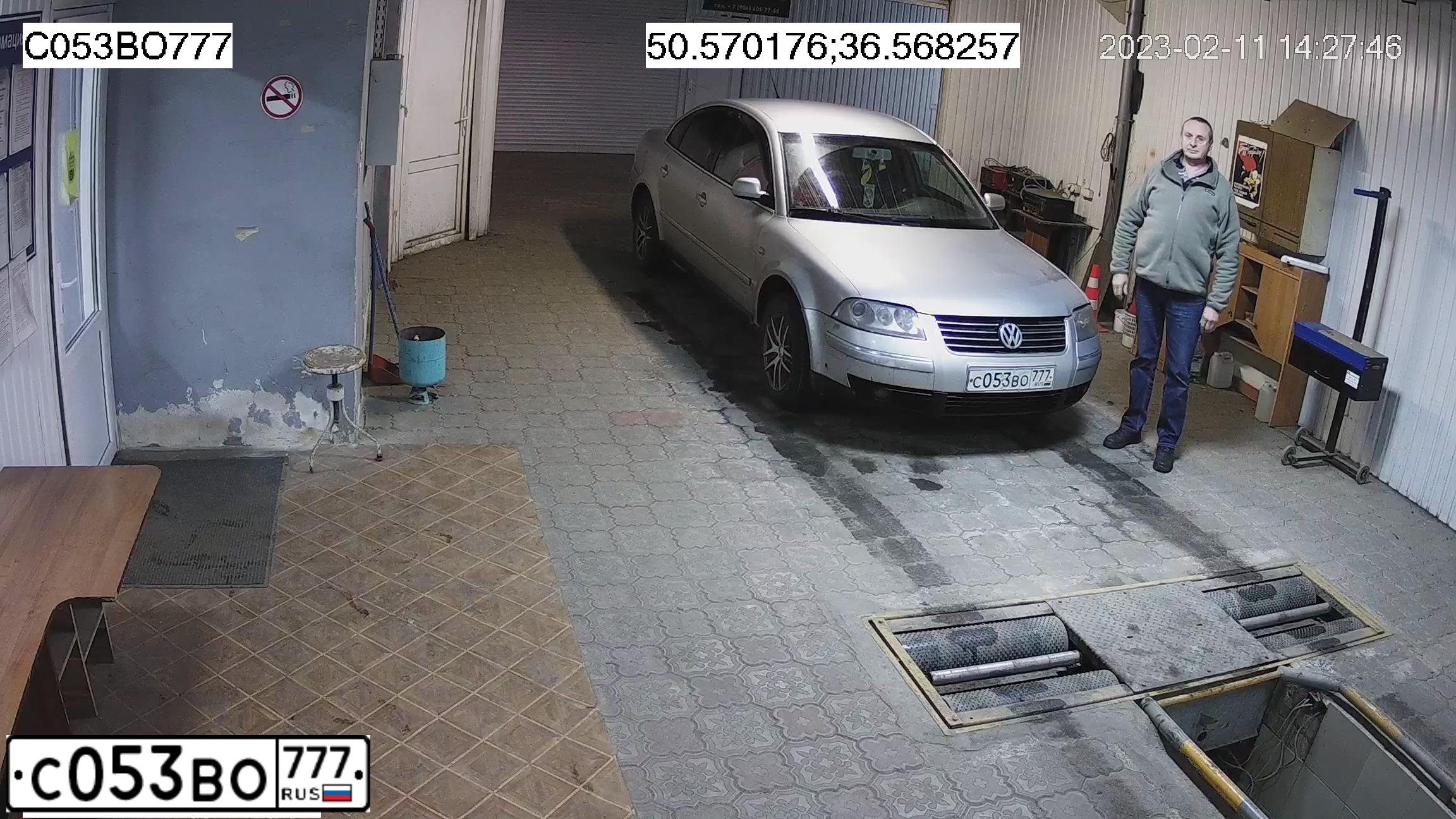 Фото автомобиля VOLKSWAGEN PASSAT, 2003 — госномер Е927ОН40. Цвет: Серебристый