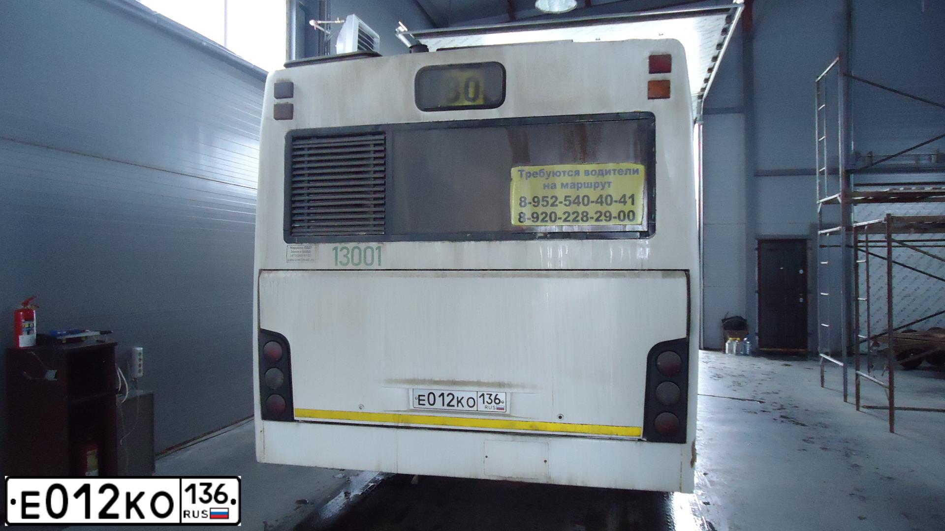 Фото автомобиля MAZ 103, 2007 — госномер Е012КО136. Цвет: Белый