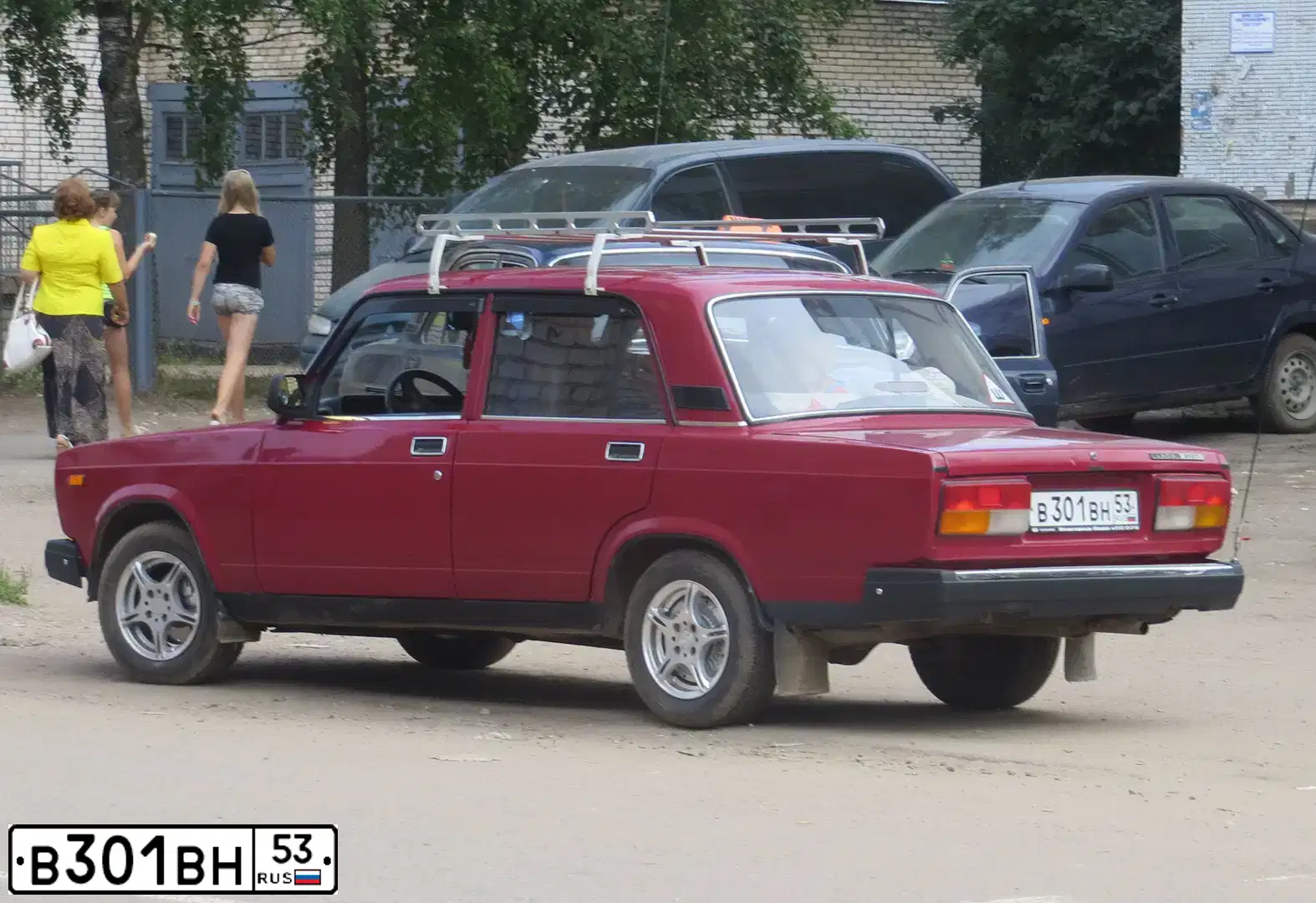 Фото автомобиля LADA 2107, 2006 — госномер Р553ЕЕ198. Цвет: ВИШНЕВЫЙ