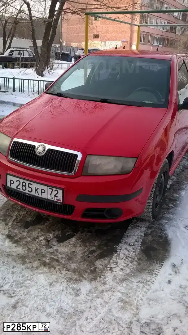 Фото автомобиля SKODA FABIA, 2006 — госномер Р285КР72. Цвет: Красный