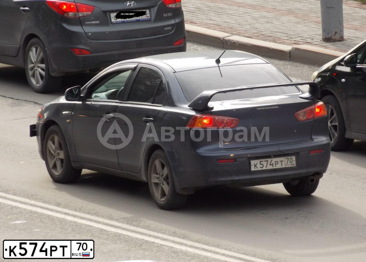 Фото автомобиля MITSUBISHI LANCER, 2007 — госномер К574РТ70. Цвет: СИНИЙ