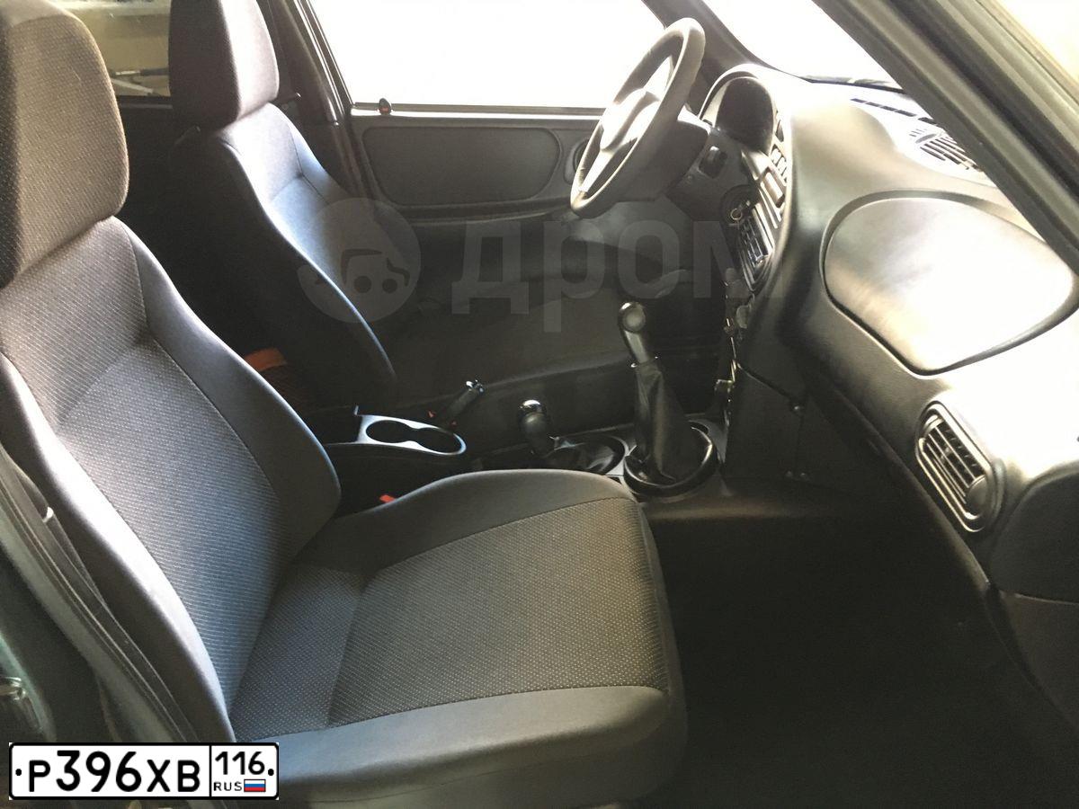 Фото автомобиля CHEVROLET NIVA, 2012 — госномер О123ВВ716. Цвет: темный серо-зеленый металлик