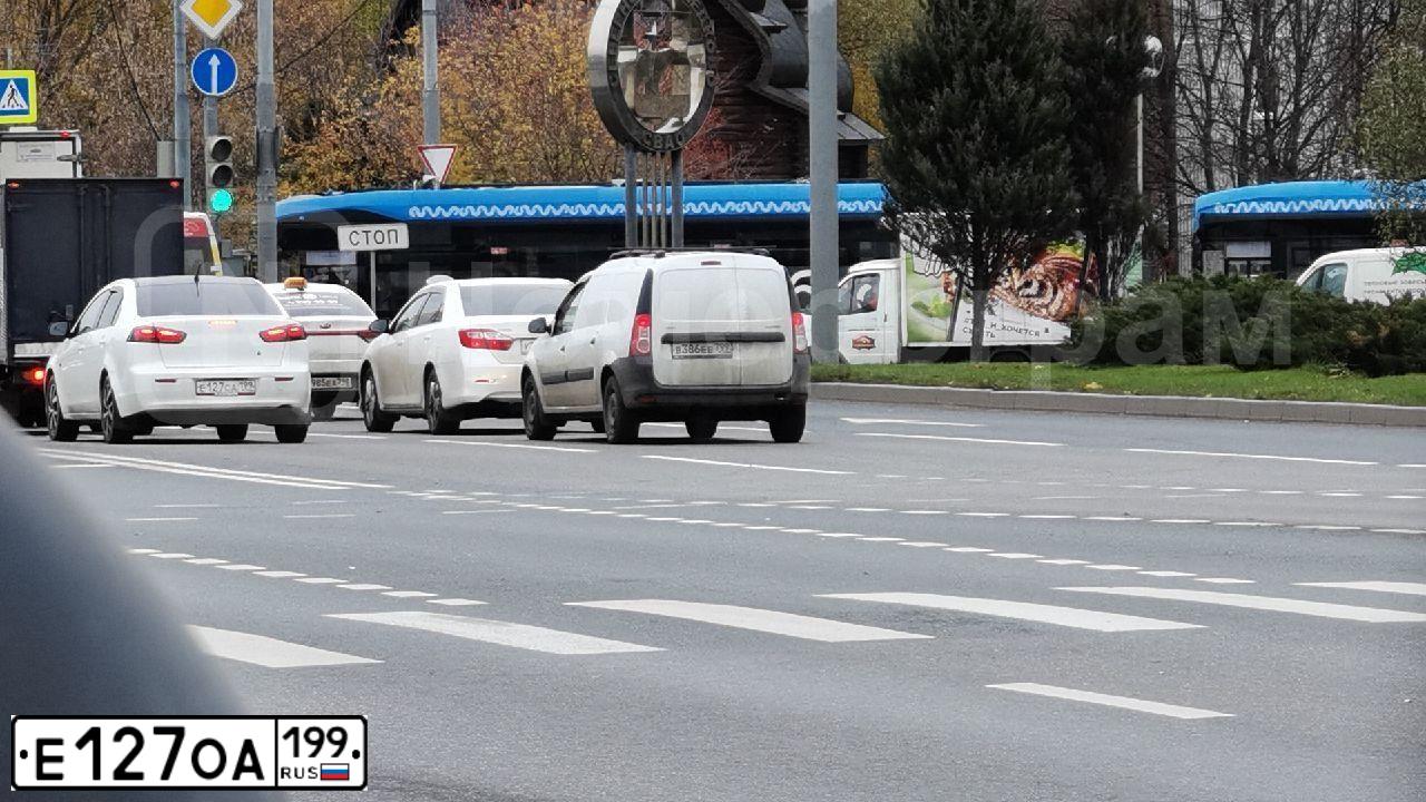 Фото автомобиля NISSAN TIIDA, 2008 — госномер Р493АВ77. Цвет: ЧЕРНЫЙ