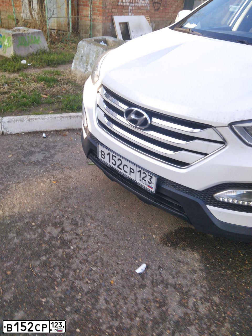 Фото автомобиля HYUNDAI SANTA FE, 2014 — госномер В152СР123. Цвет: БЕЛЫЙ