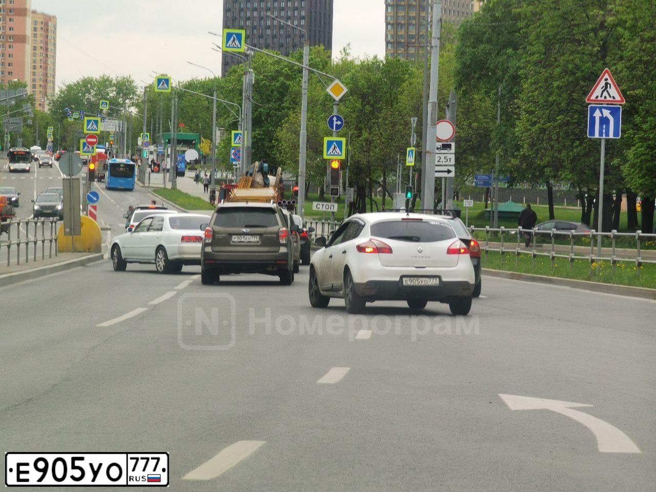 Фото автомобиля RENAULT MEGANE, 2009 — госномер Е905УО777. Цвет: БЕЛЫЙ